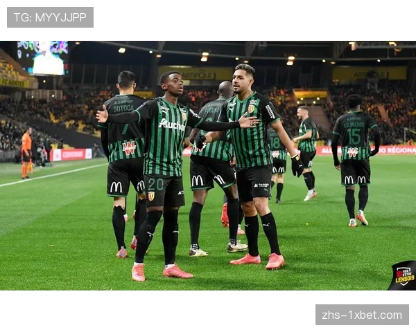 战术板：解析朗斯零封对手的秘密，三中卫体系如何锁死肋部通道